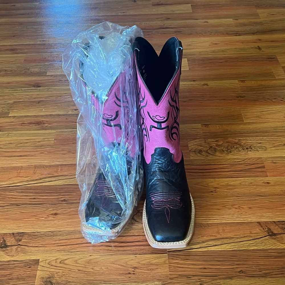 Pink and black Hooey boots! Brand new just tried on! Size 6.5